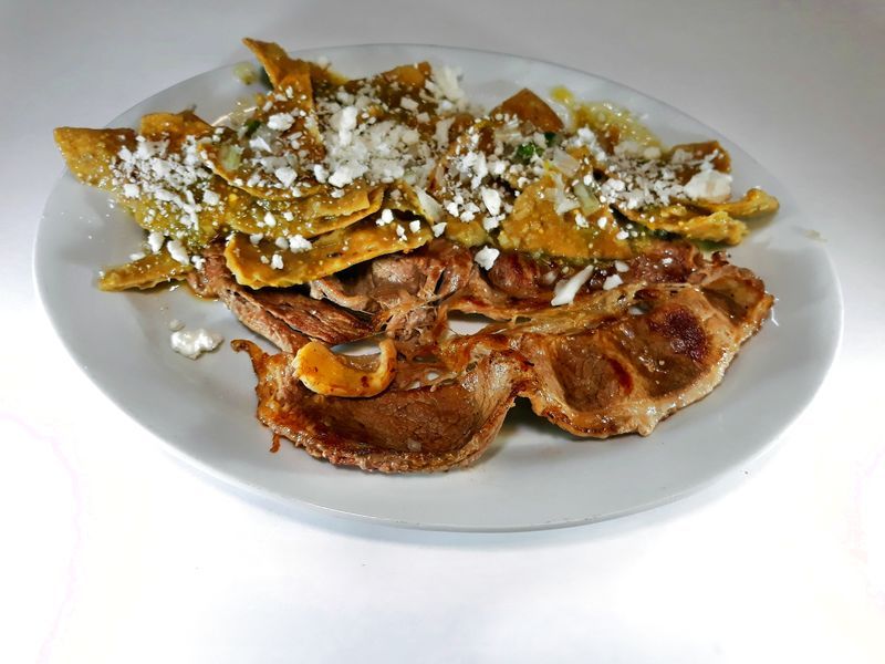 Costilla con Chilaquiles