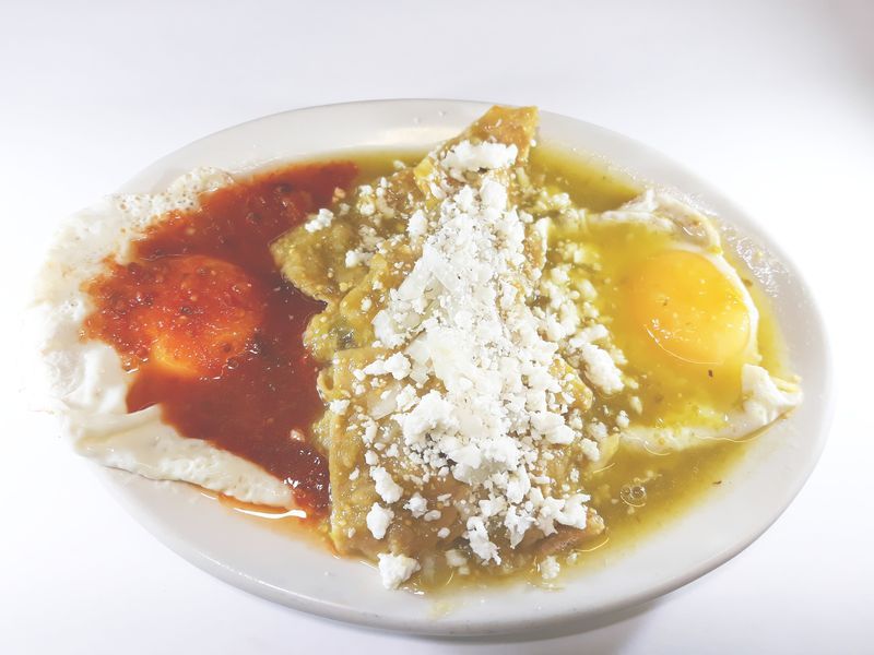 Huevos Divorciados con Chilaquiles