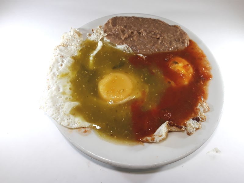 Huevos Divorciados con Frijoles